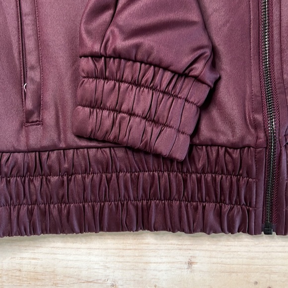 NWT Sweaty Betty purple shimmer lightweight slim fit Laverne track jacket - Picture 3 of 13